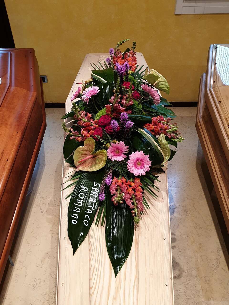 Corona di fiori su cofano funebre