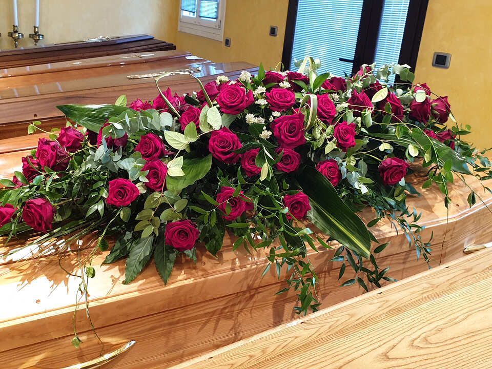 Allestimento funebre con rose rosse