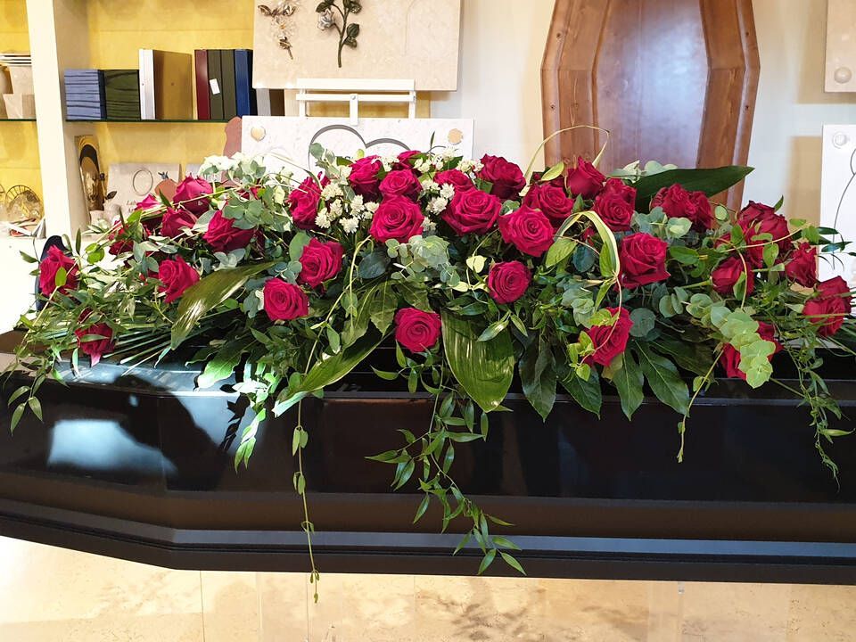 Rose rosse per funerale