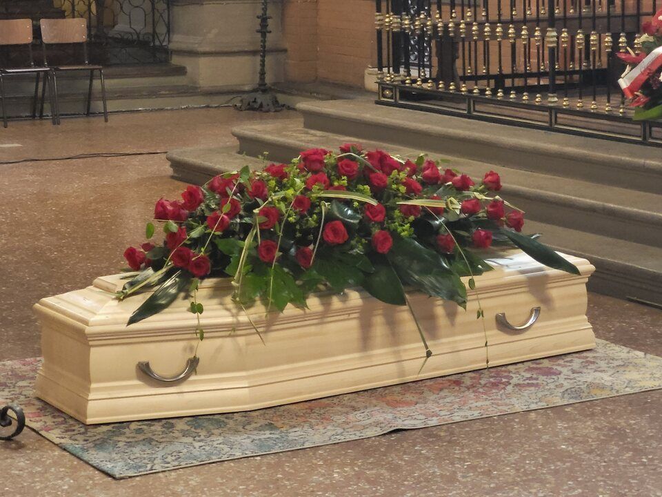 Composizione funebre con rose rosse