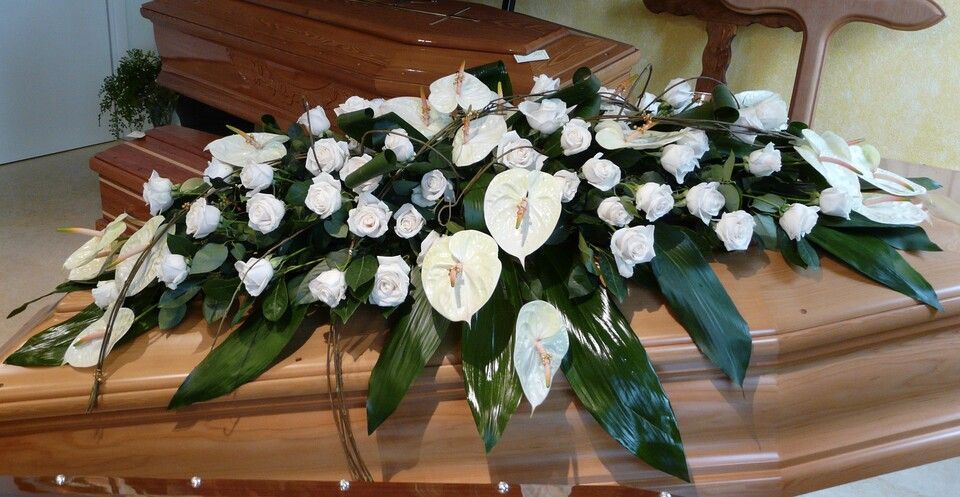 Fiori bianchi per funerale