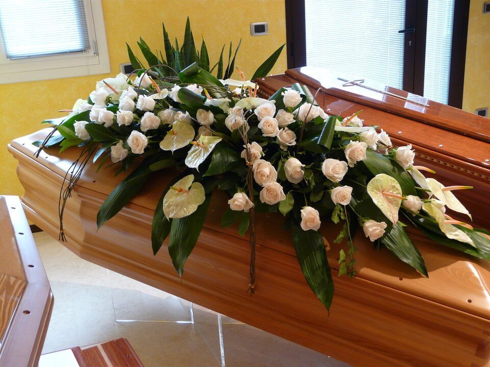 Allestimento floreale per funerale