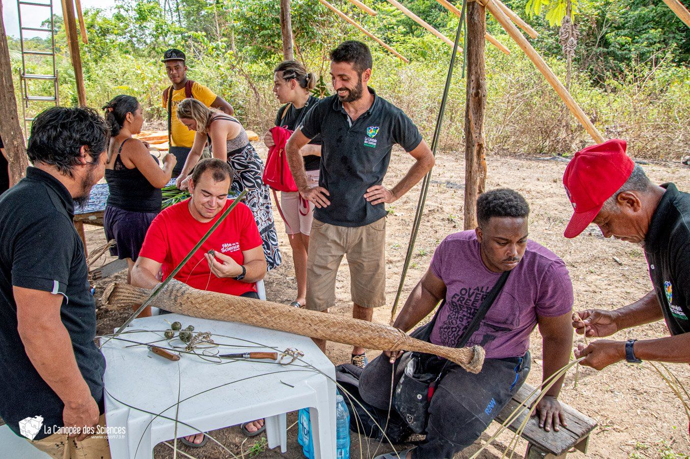 Un groupe de personnes se tient autour d'une table.
