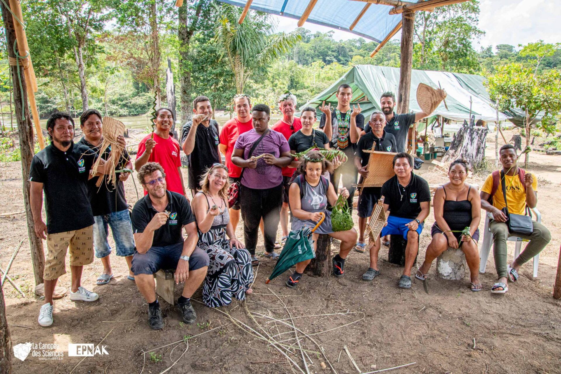 Un groupe de personnes pose pour une photo dans un champ.