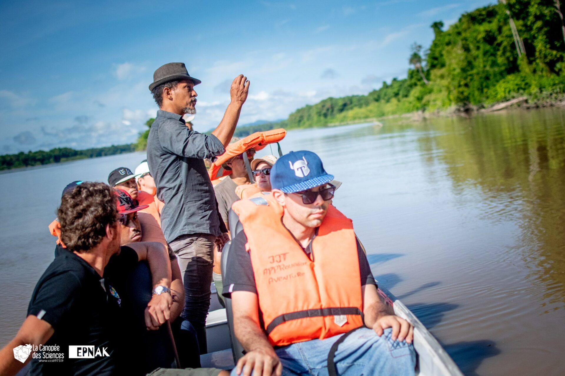 Un groupe de personnes se promène dans un bateau sur une rivière.