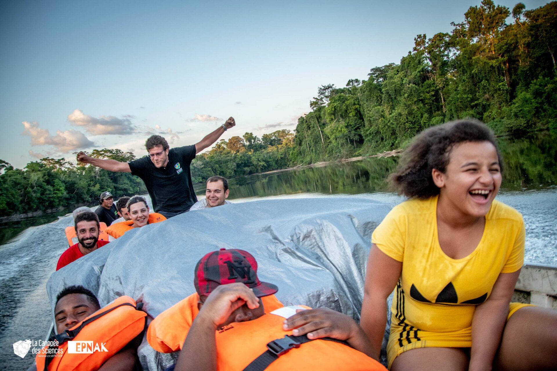 Un groupe de personnes se promène dans un bateau sur une rivière.
