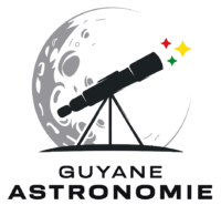 Un logo pour l'astronomie guyanaise avec un télescope devant un croissant de lune.