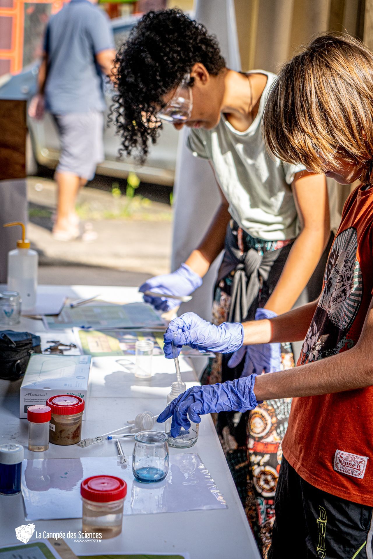 Un groupe de personnes se tient autour d'une table et travaille sur un projet.
