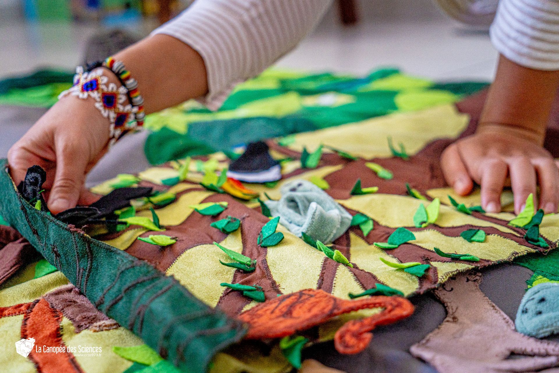 Une personne joue avec un morceau de tissu sur le sol.