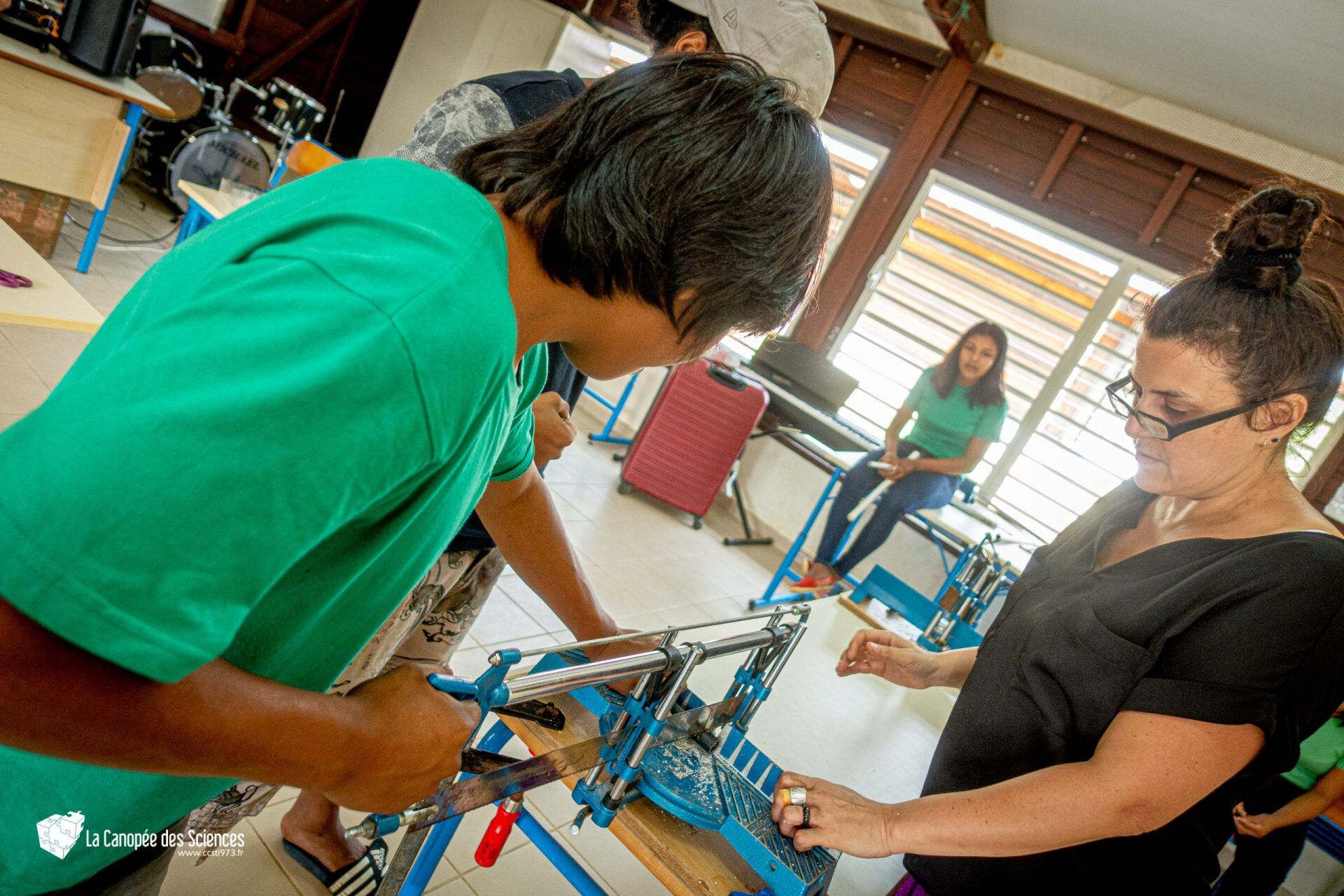 Un groupe de personnes travaille sur une machine dans une pièce.