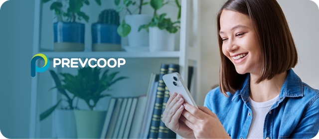 Mulher sorridente usando um smartphone. Plantas e livros ao fundo. O logotipo da Prevcoop é visível.