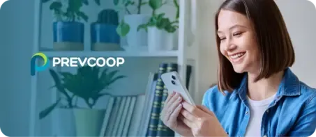 Mulher sorridente usando um smartphone. Plantas e livros ao fundo. O logotipo da Prevcoop é visível.