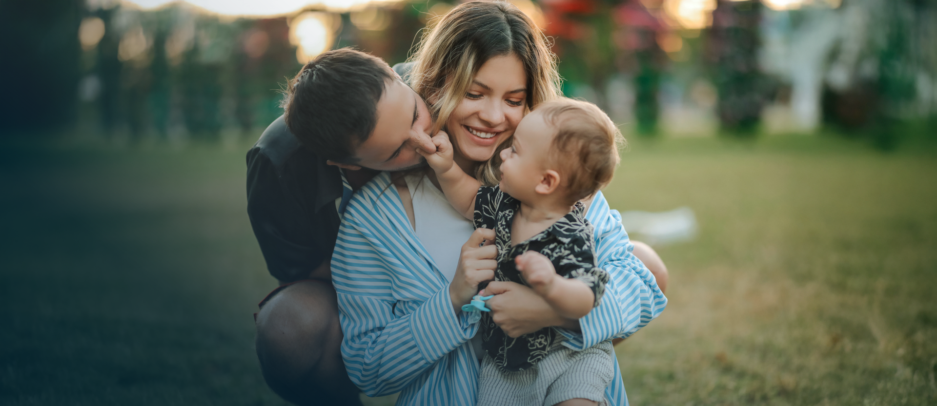 Mulher sorridente usando um smartphone. Plantas e livros ao fundo. O logotipo da Prevcoop é visível.