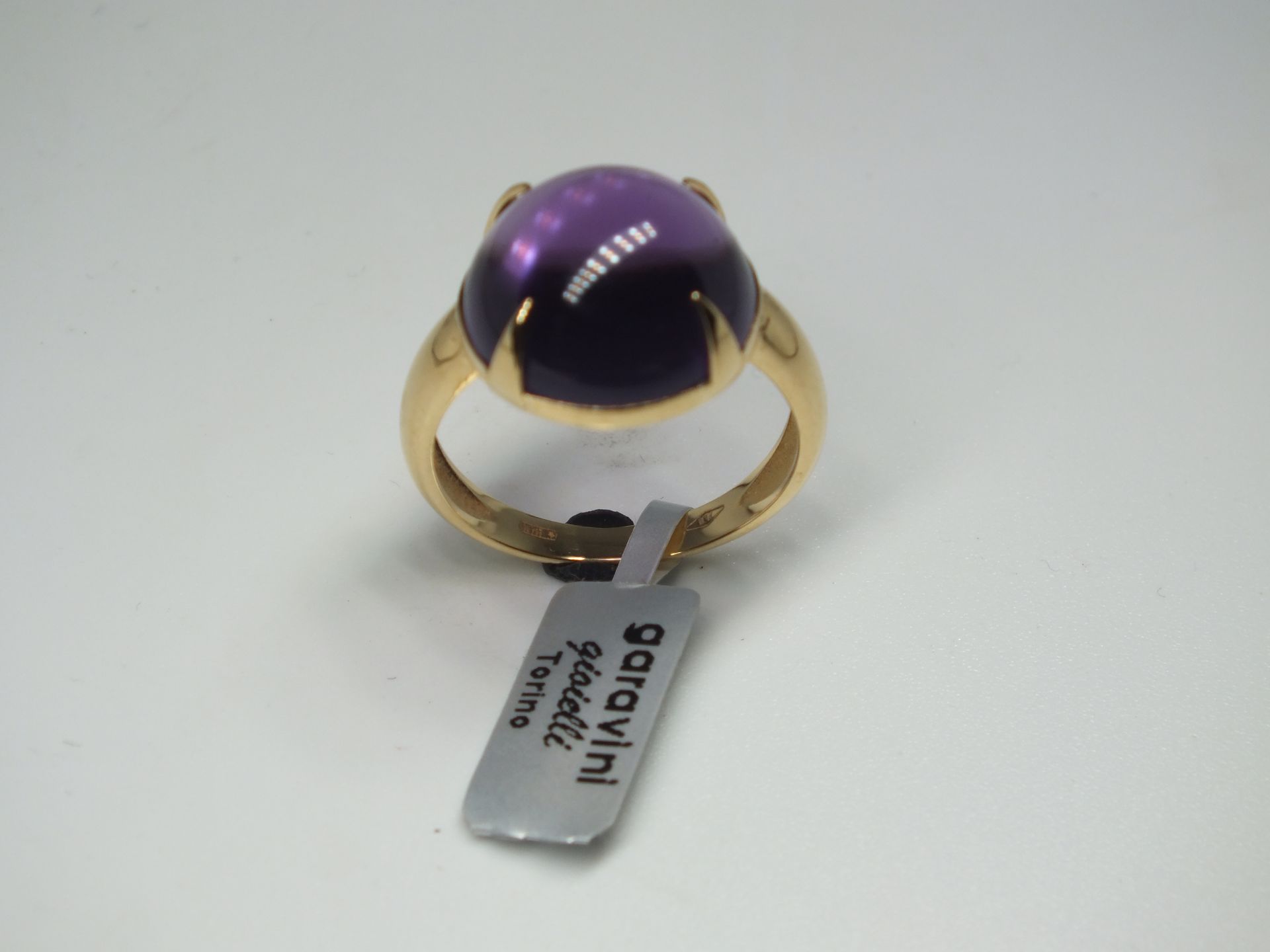 Un anello d'oro con un'etichetta che dice garavini