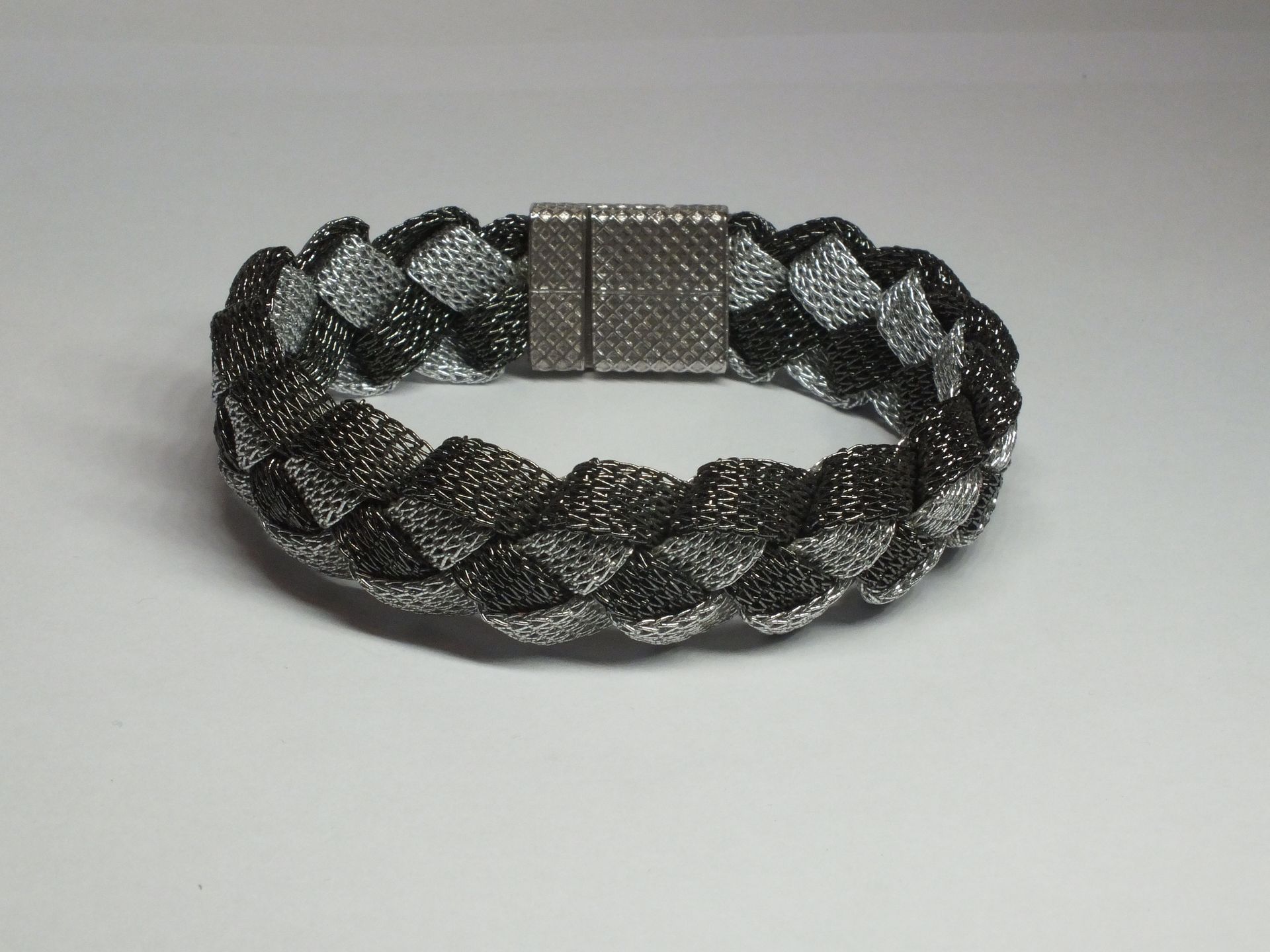 Un braccialetto nero e argento con una chiusura in argento