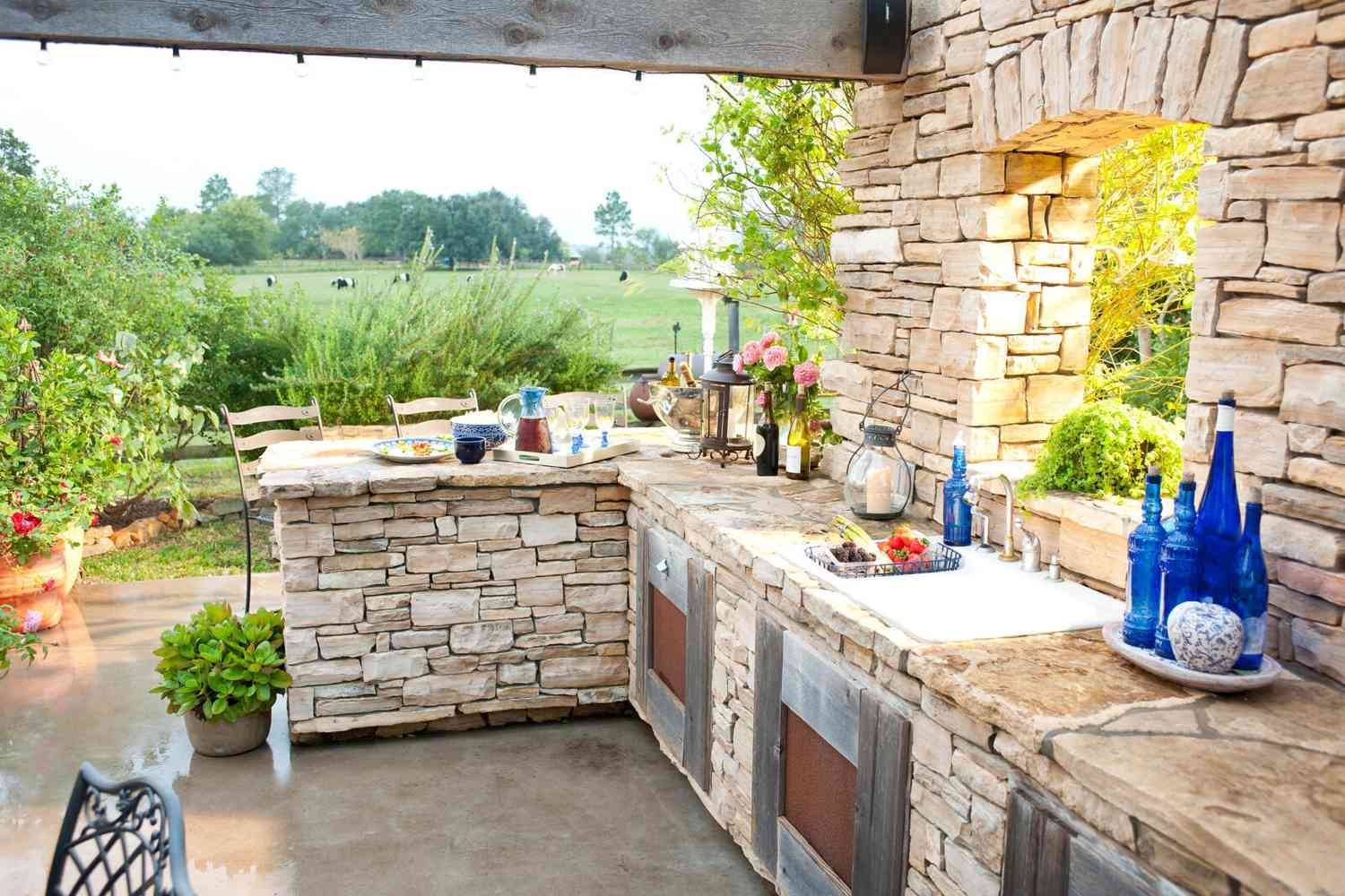 The Top 5 Features to Include in Your Outdoor Kitchen Design