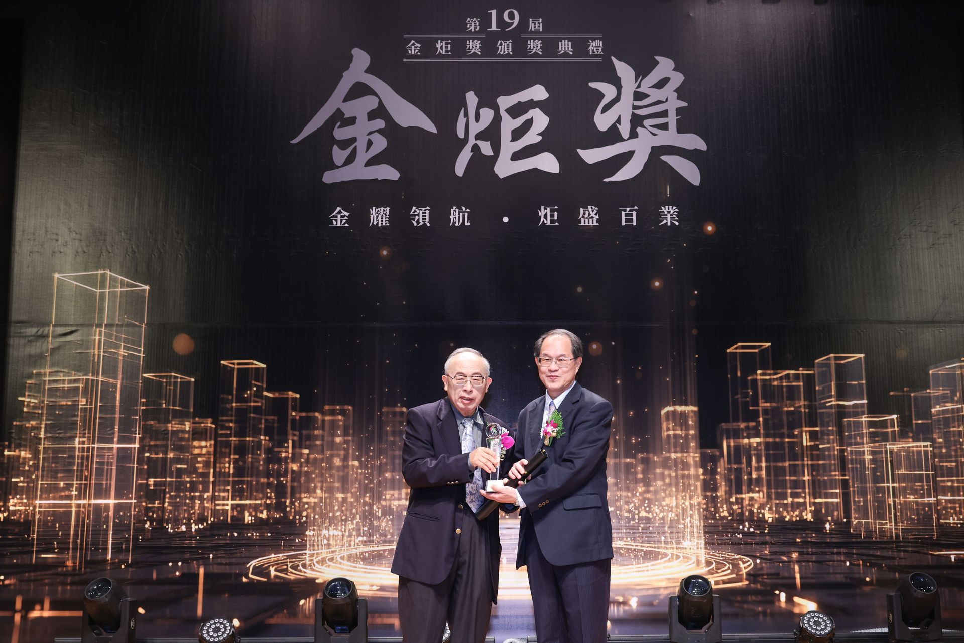 諭泰生技創辦人清華劉承賢教授(左)代表公司上台授獎，從中華民國傑出企業管理人協會理事長紀俊臣教授(右)手中領取第十九屆金炬獎——潛力組年度創新設計獎。