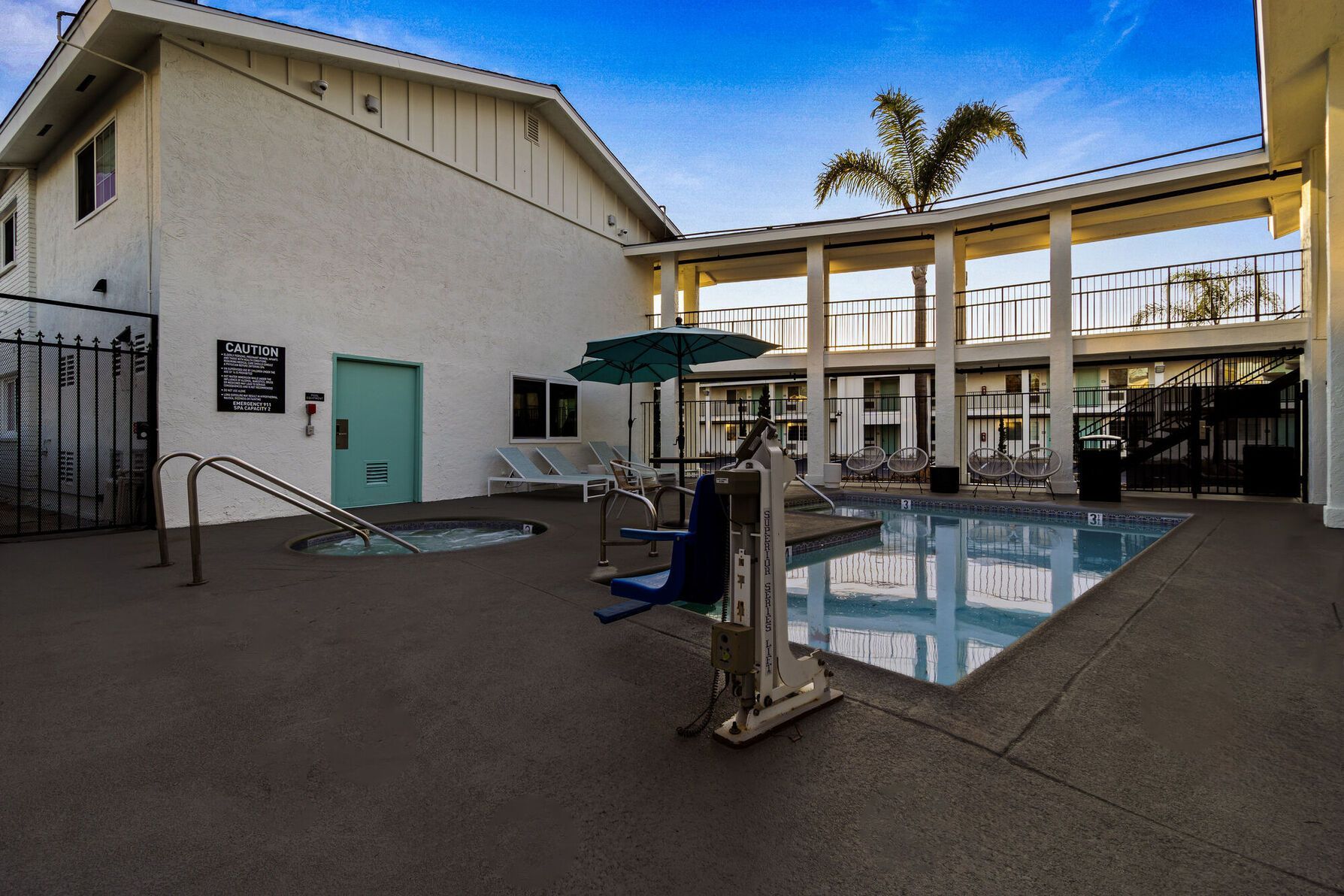 Photo of the community pool and jacuzzi 