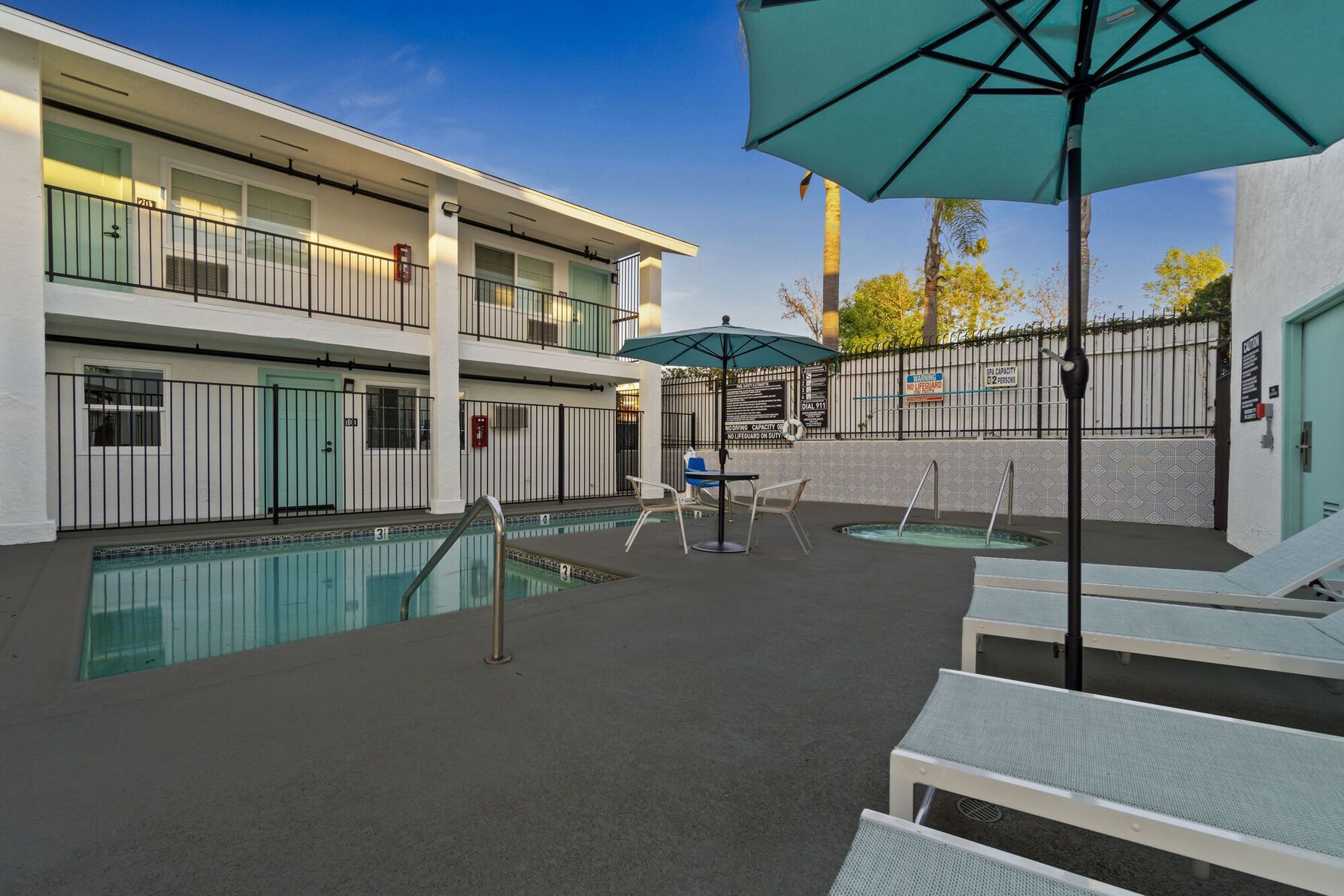 Photo of the pool with the jacuzzi next to it