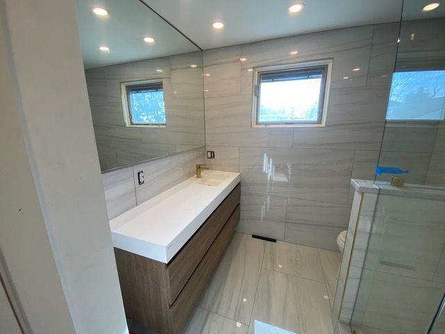 A bathroom with a sink and a large mirror