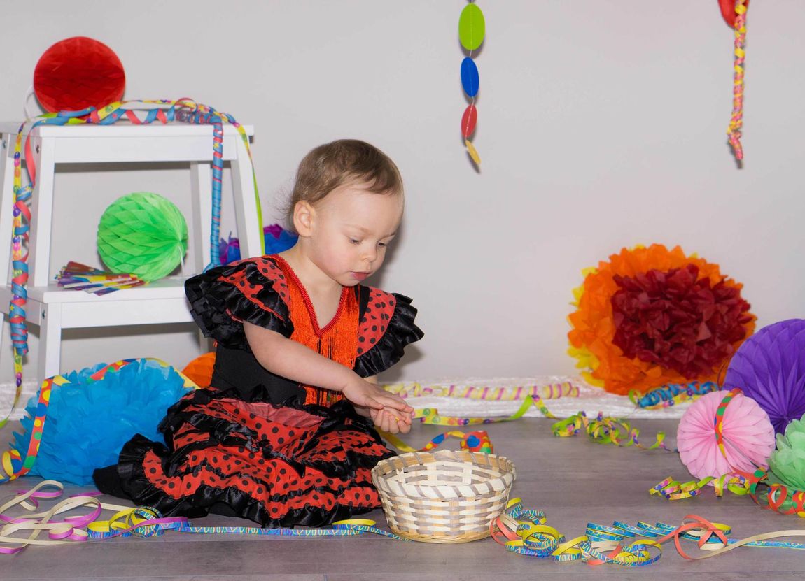 Kind Kleinkind Mädchen Fasching Flamenco Kleid rot Kinderfasching verkleiden Deko Dekoration bunt Spaß sortieren Korb