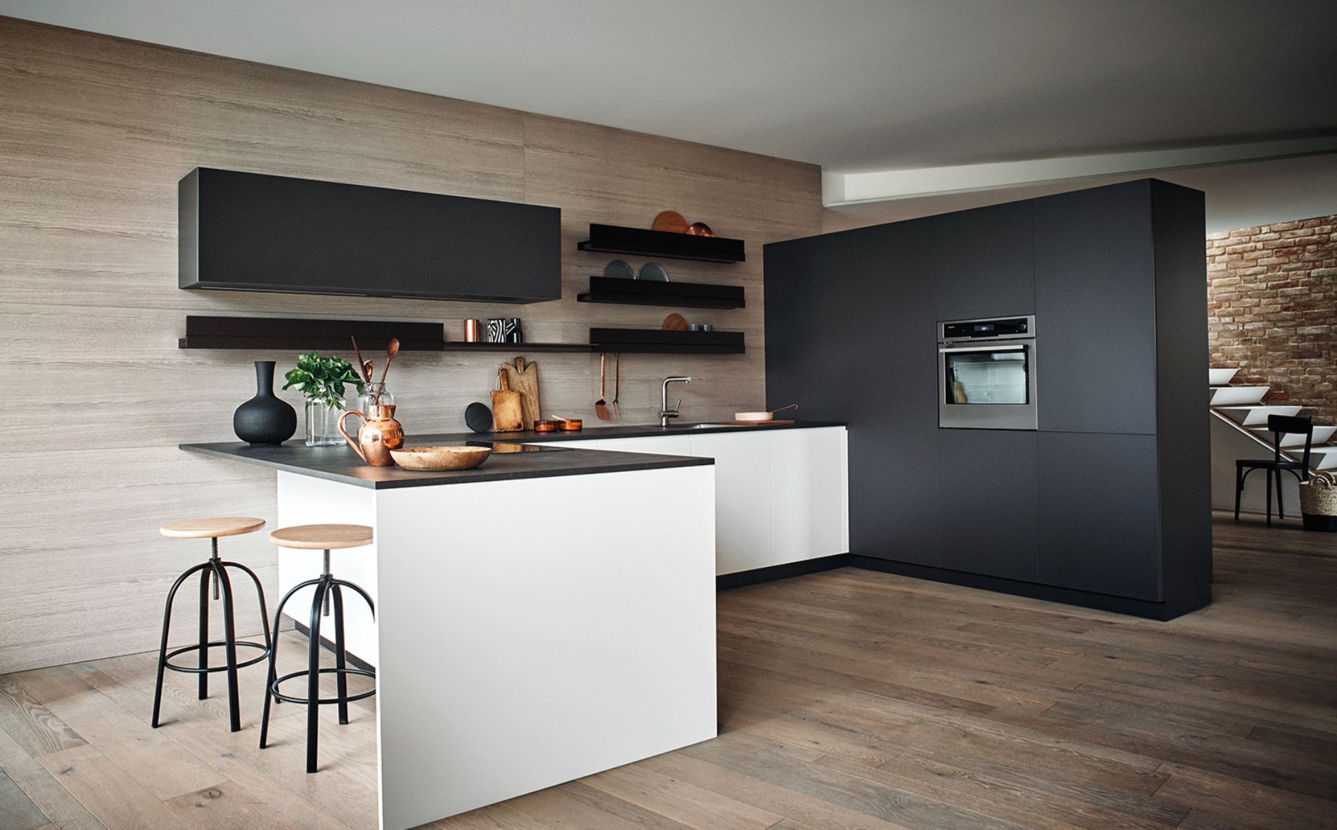 cucina bianca e grigia con penisola