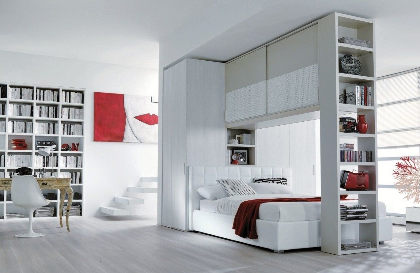 camera da letto con armadio bianco