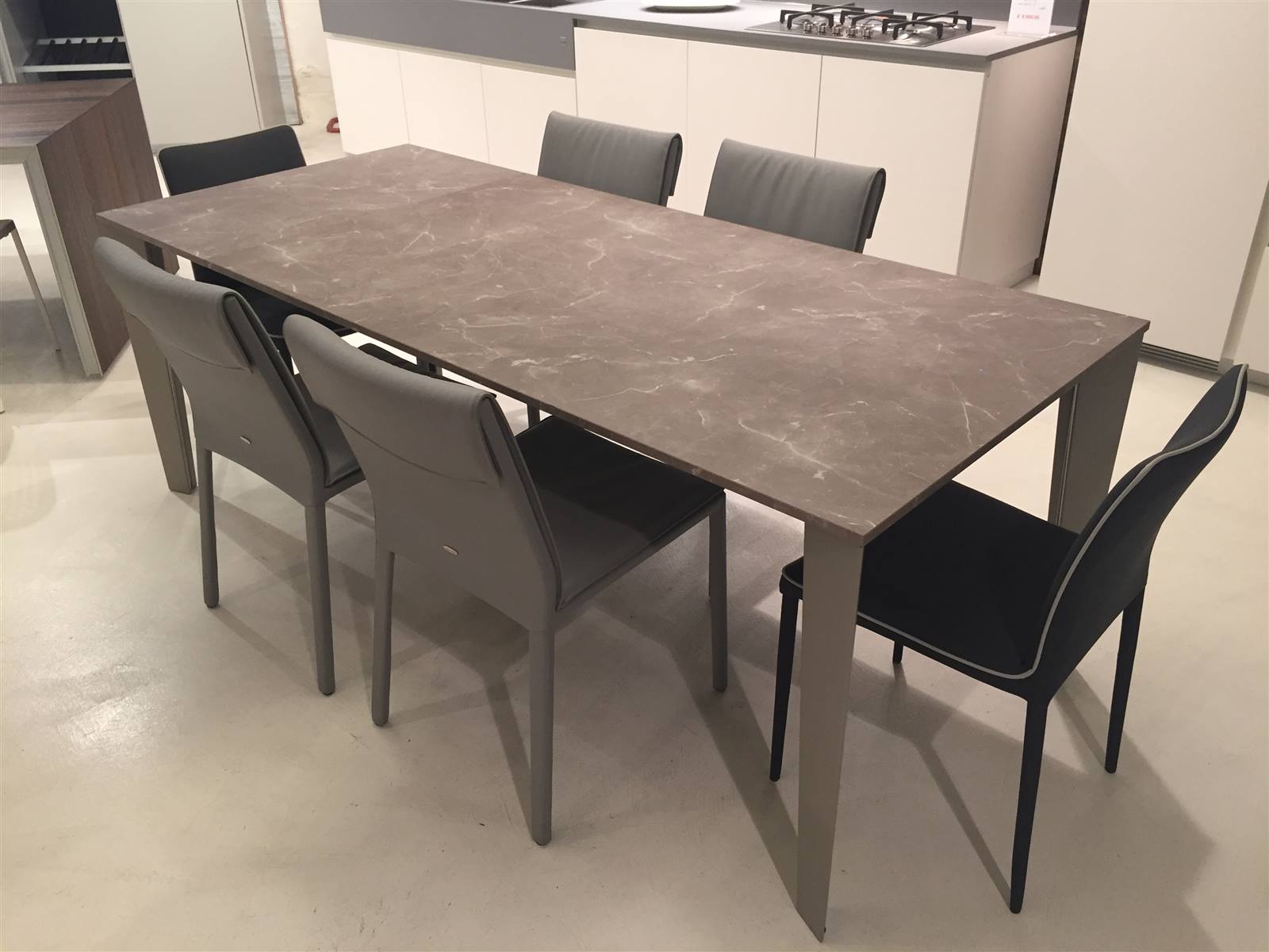 tavolo di design con sedie