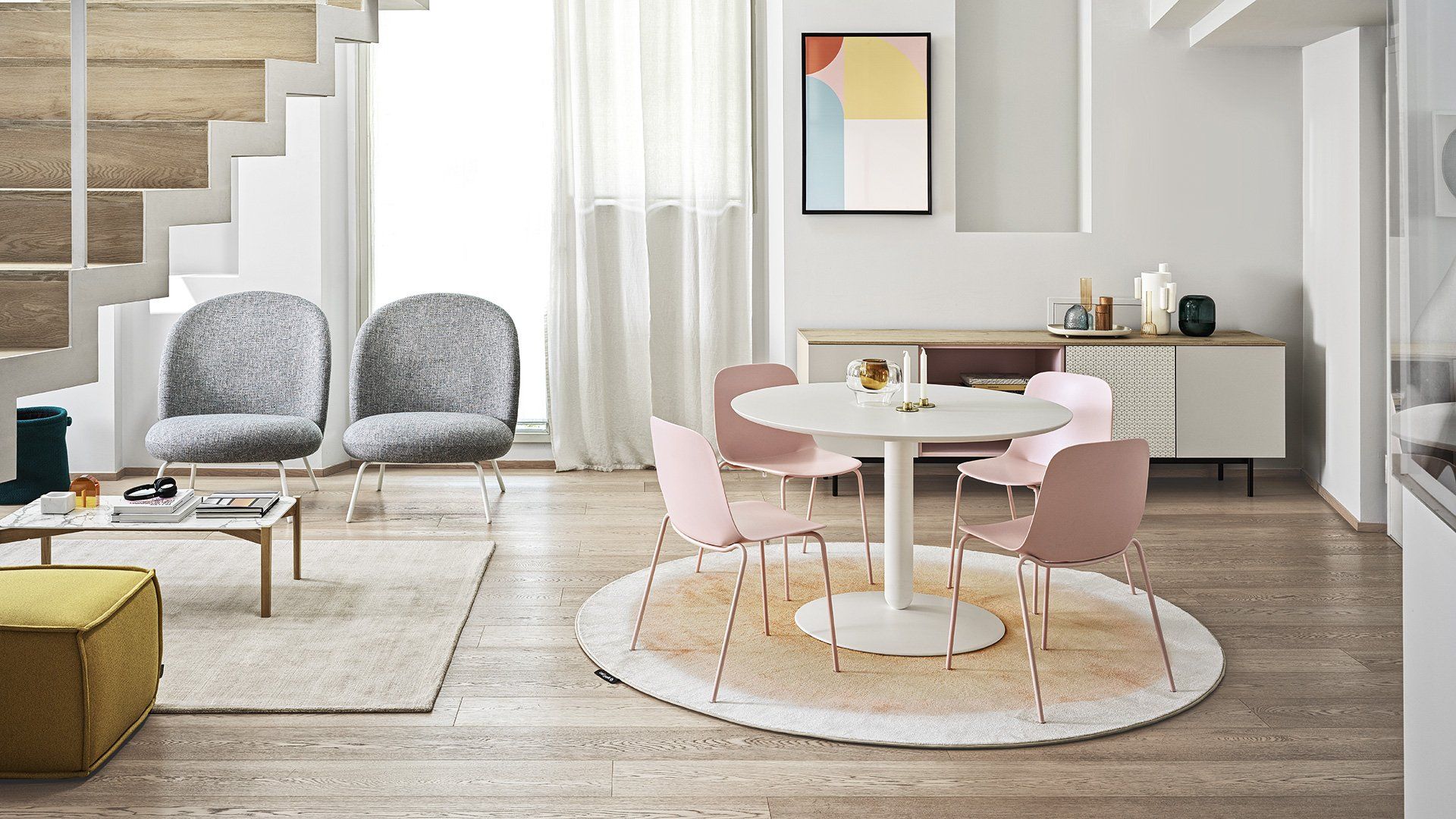 tavolo bianco con sedie rosa