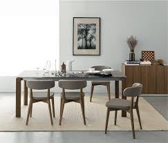 tavolo moderno con sedie grigie