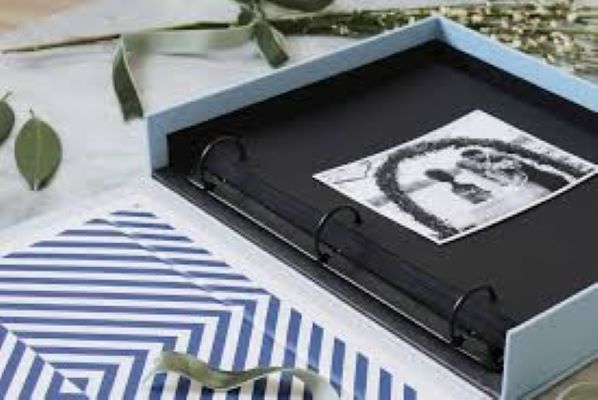 Un raccoglitore con la foto di una sposa e uno sposo.