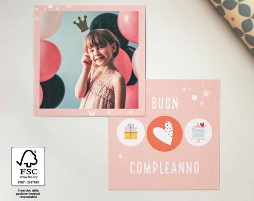 Un biglietto di auguri di compleanno con la foto di una bambina e le parole buon compleanno