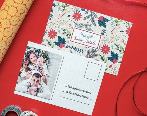 Un biglietto di auguri di Natale con la foto di una famiglia.