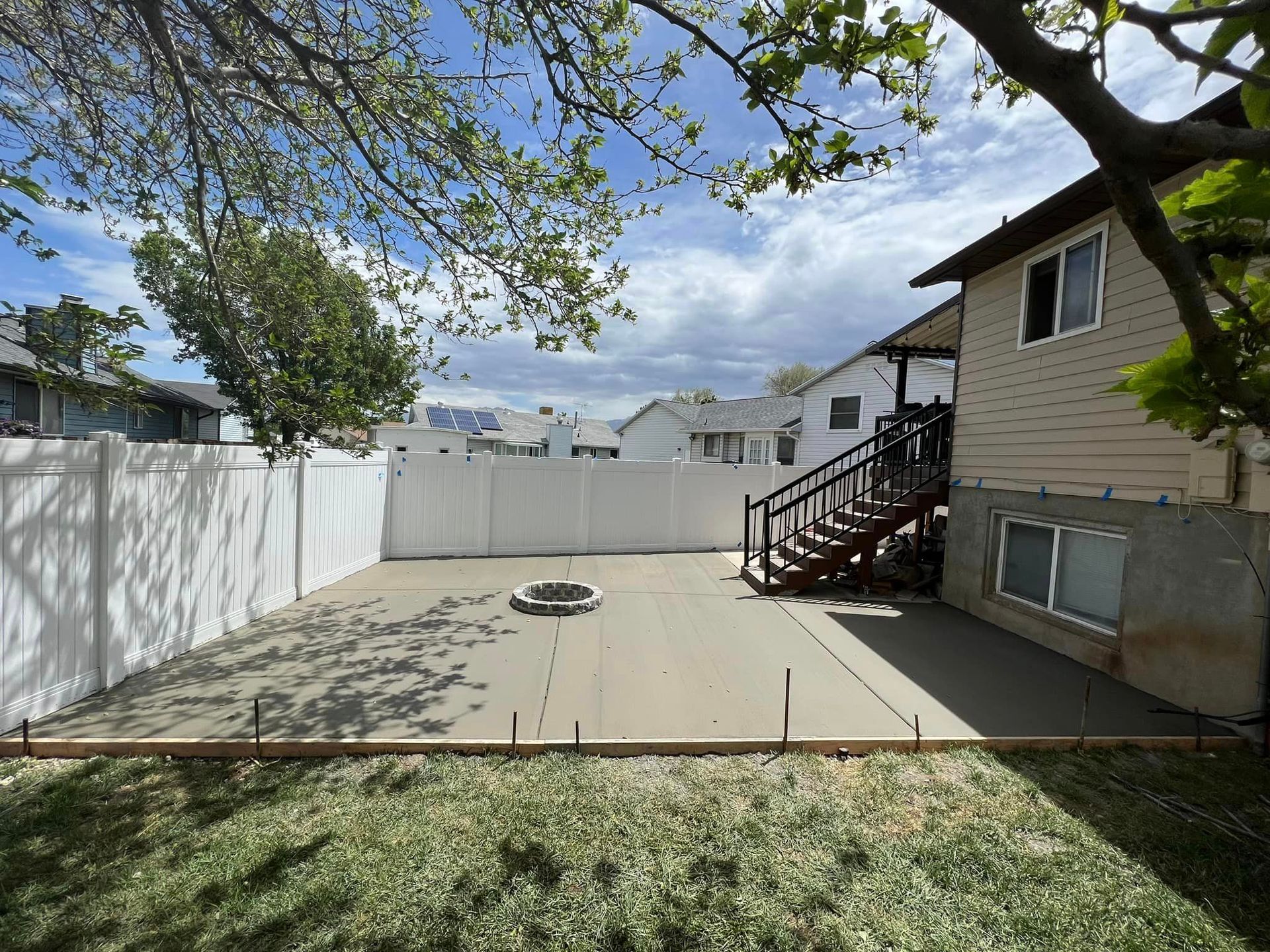 There is a fire pit in the backyard of a house.