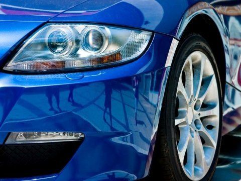 Fanale auto blu riparato