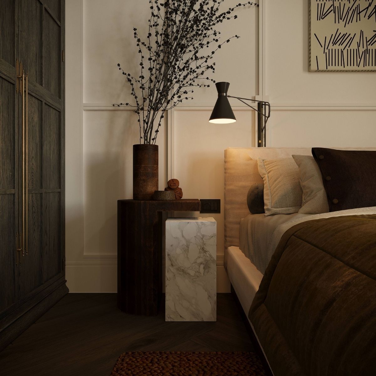 AvalaArhi, Dizajn Enterijera, Projekat 1, Beograd, Savski Venac. Elegantna spavaća soba sa udobnim krevetom, noćnim stočićem i stolnom lampom. Dekorativna biljka i umetnički detalji na zidu doprinose toploj i sofisticiranoj atmosferi.