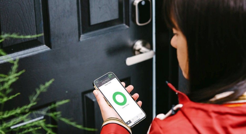 Phone shows the door is closed correctly in the Wireless Security app.