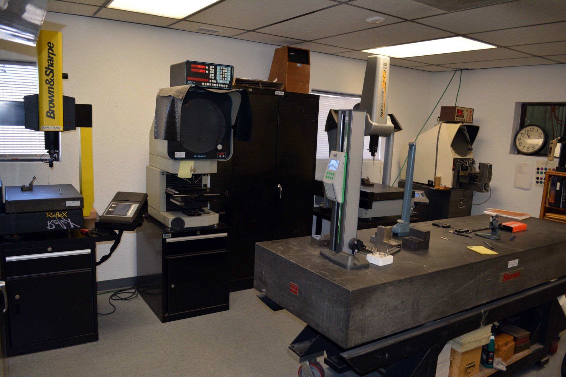 A room with a large table and a machine that says ' grandview ' on it