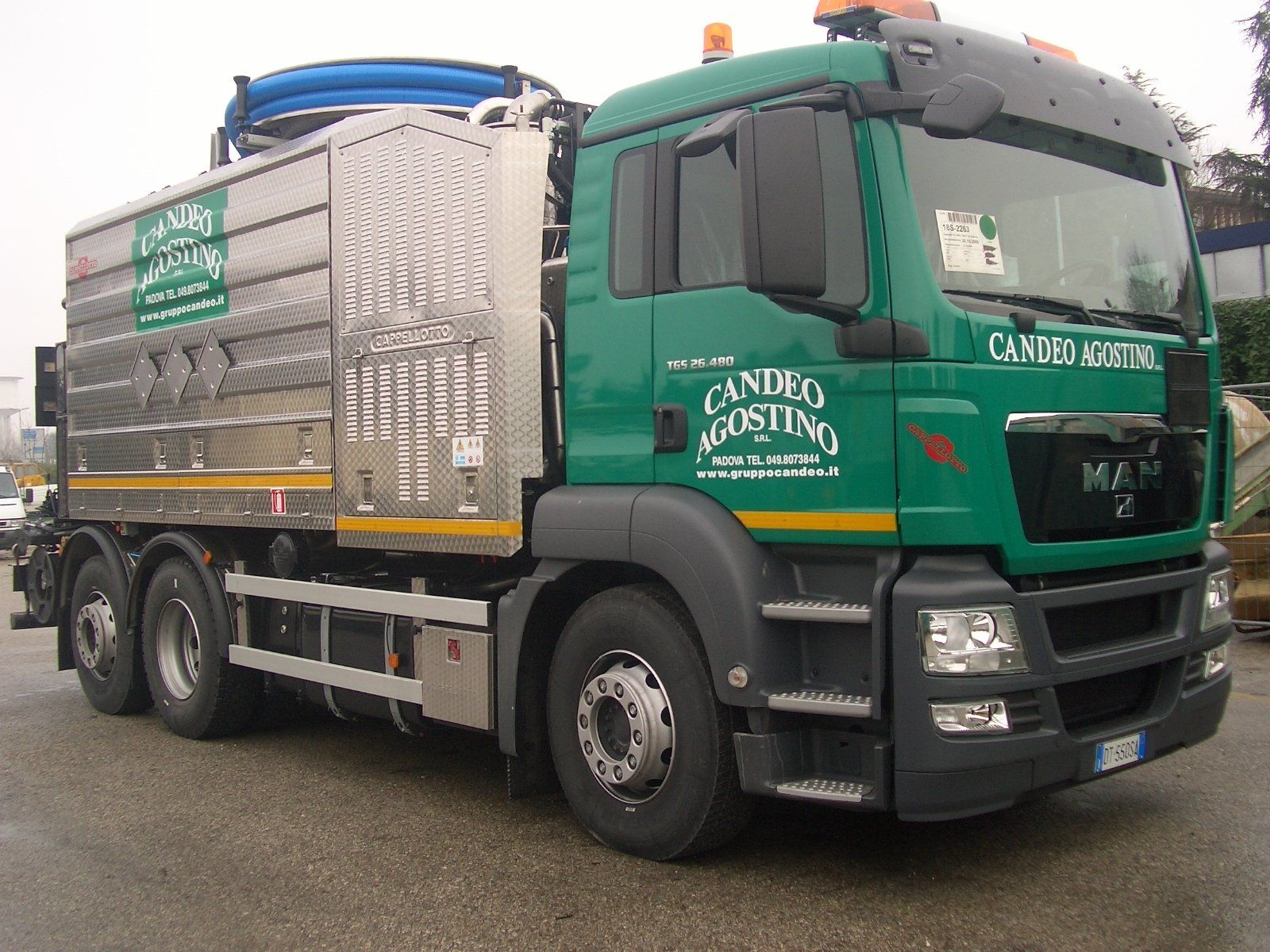 Autospurgo verde e argento parcheggiato, con la scritta 