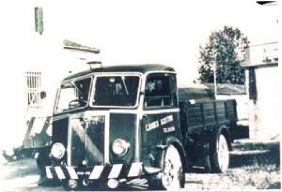 Foto in bianco e nero di un vecchio camion con la scritta