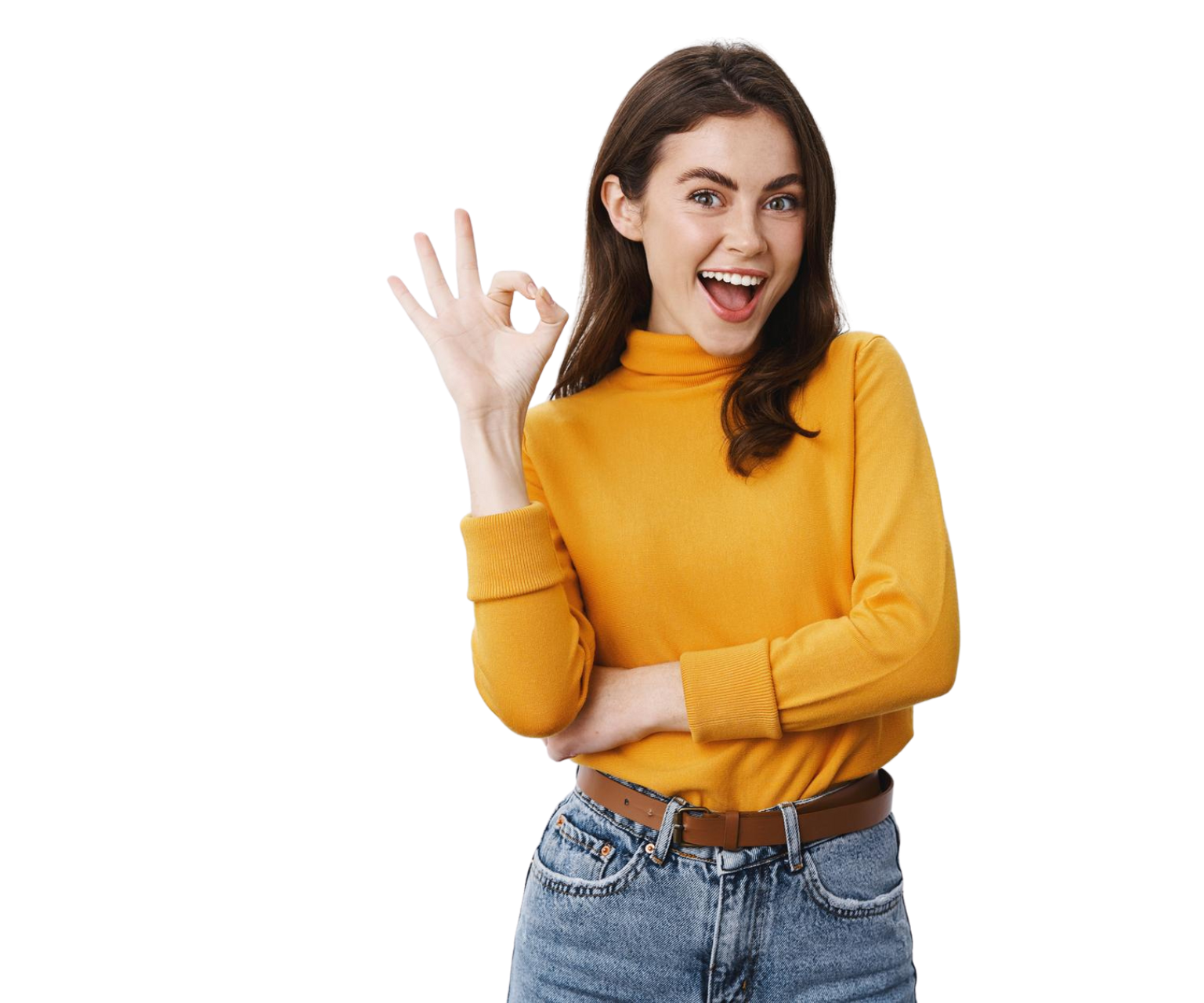 Une femme vêtue d'un pull jaune et d'un jean donne un signe ok.