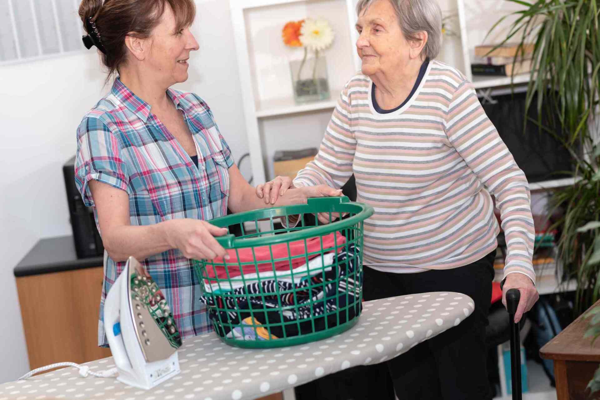 Pflegerin vom Wentorfer Pflegeteam unterstützt Rentnerin