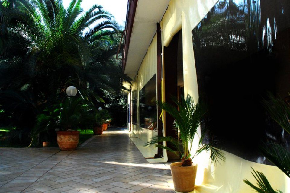 Spazio all'aperto della struttura per assistenza agli anziani