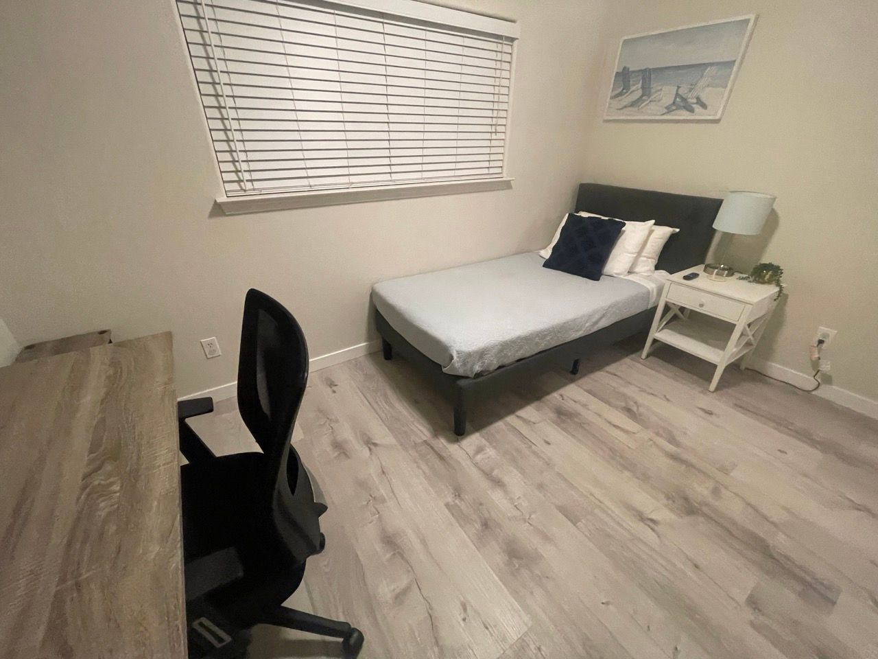 A bedroom with a bed , desk and chair