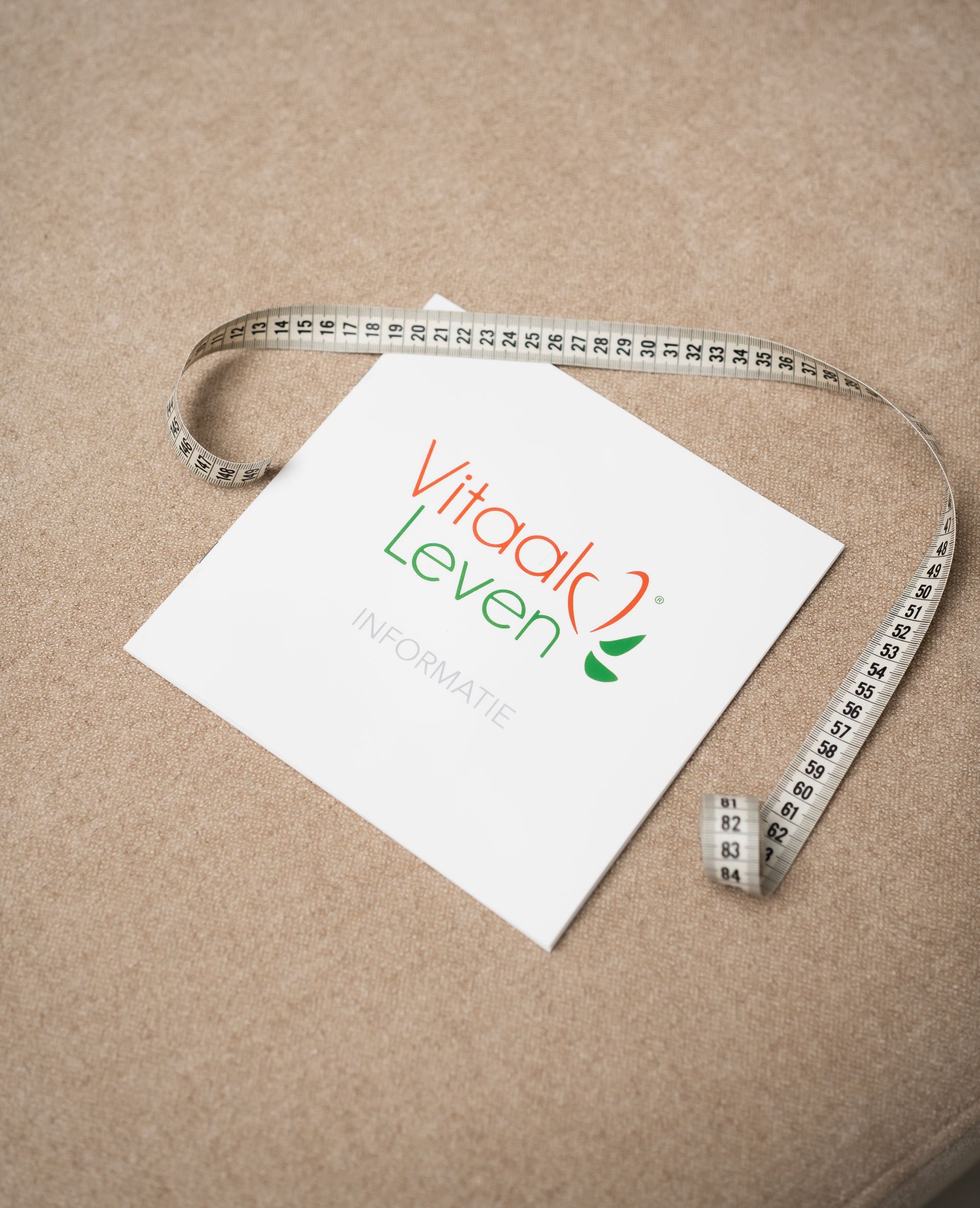 Vrouw in de keuken bereidt verse groenten voor een gezonde levensstijl