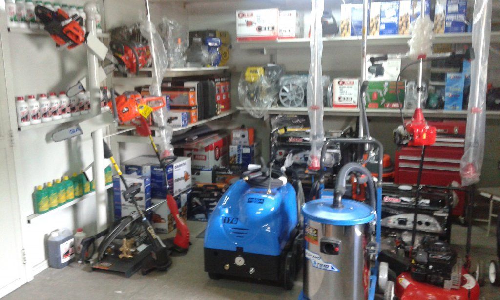 Una tienda llena de muchas herramientas, incluida una aspiradora.