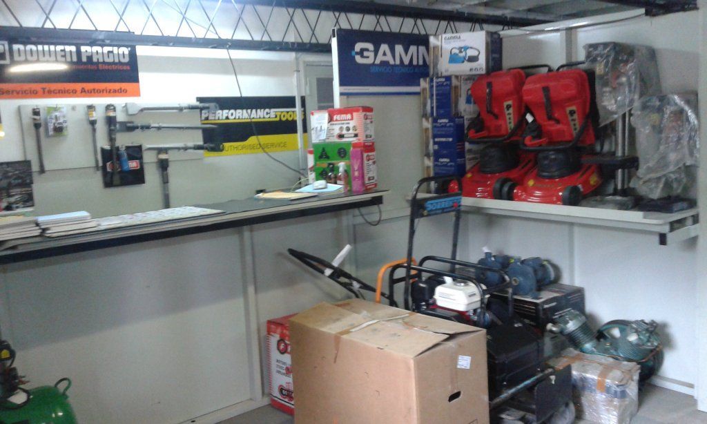 Un garaje lleno de muchas herramientas y cajas.