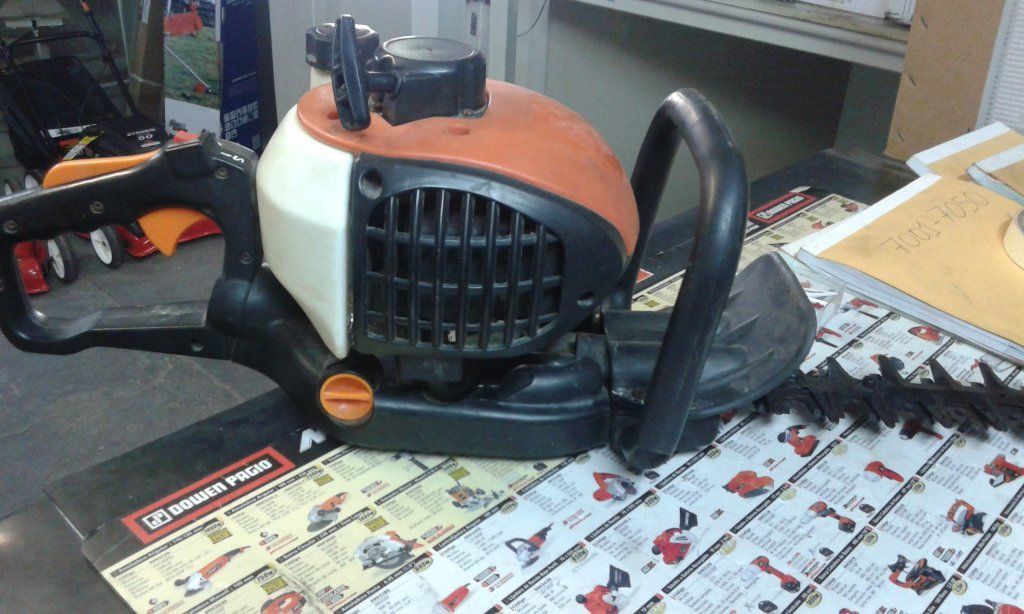 Un cortasetos está sobre una mesa