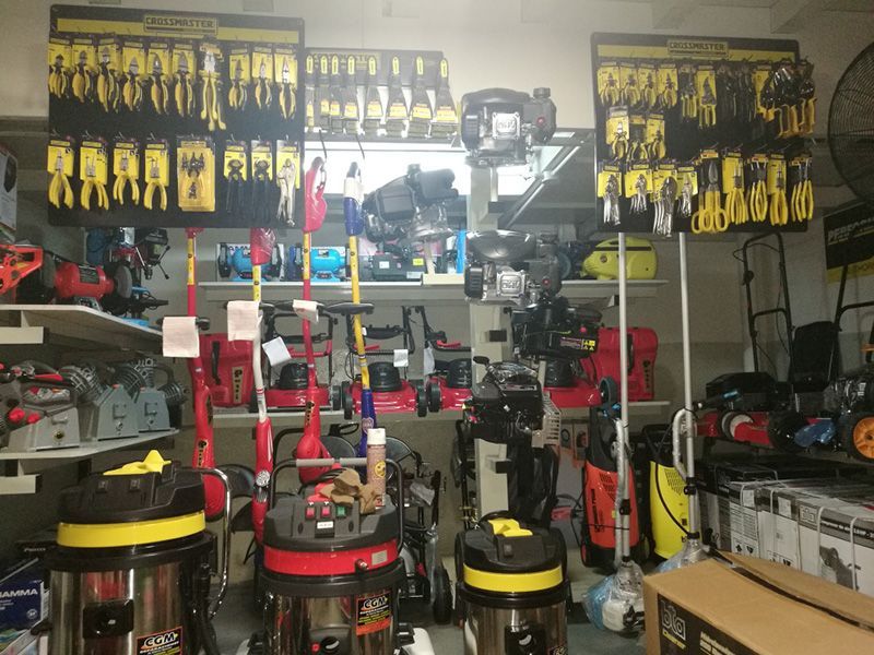 Una tienda llena de herramientas y aspiradoras.
