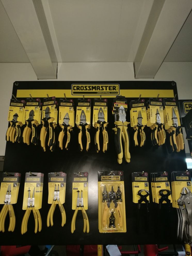 Una exhibición de alicates Crossmaster y otras herramientas